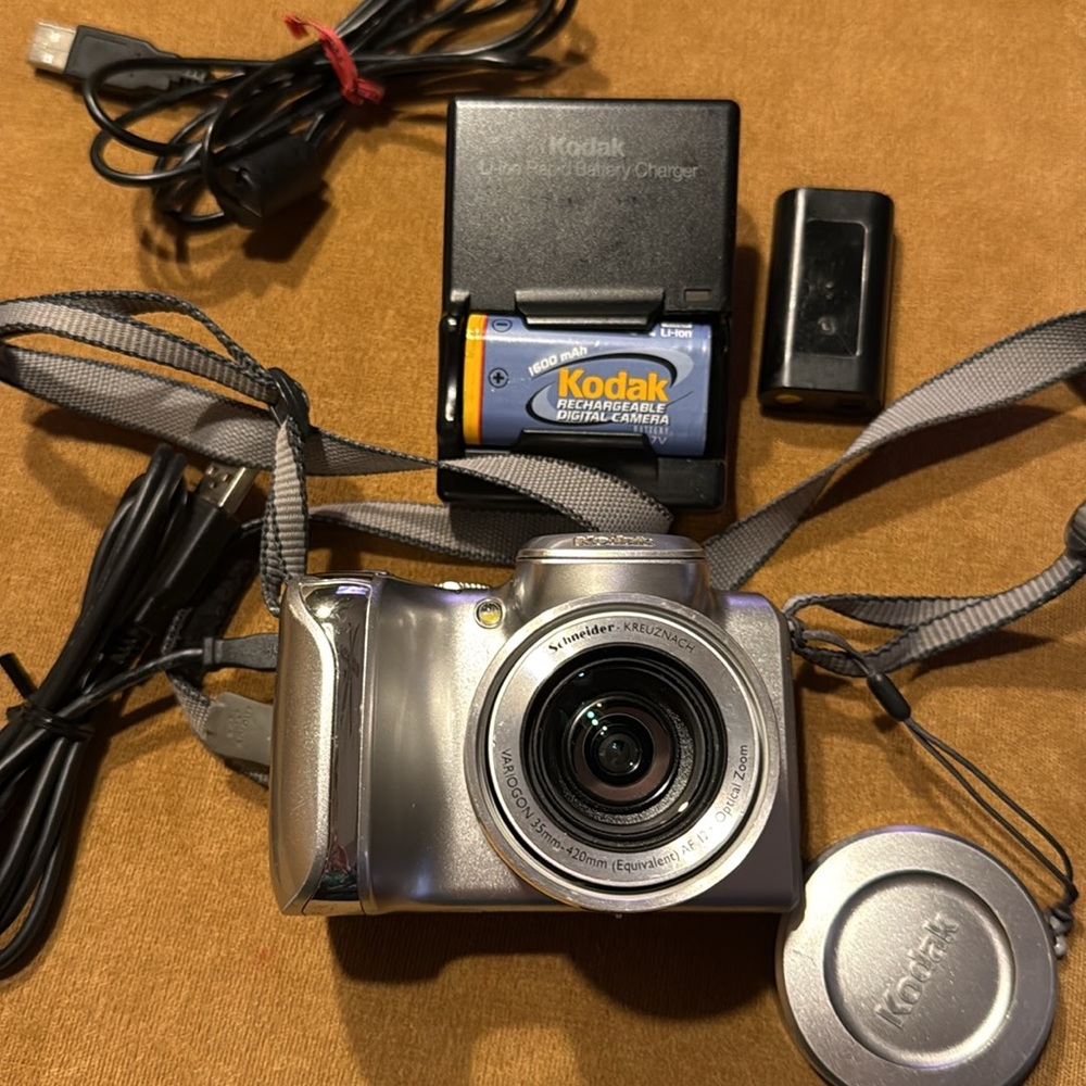Vintage Kodak EasyShare Z612MP Zoom Digital Camera with/ Accessories